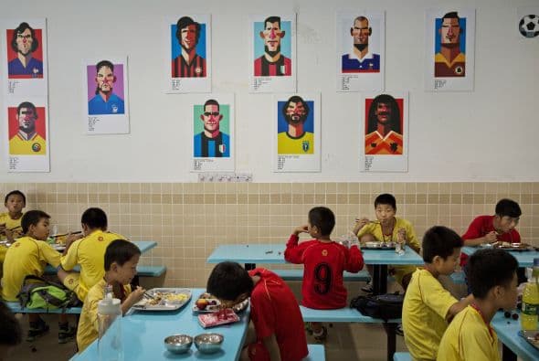 Los niños toman sus alimentos en el comedor, donde hay caricaturas de futbolistas famosos.