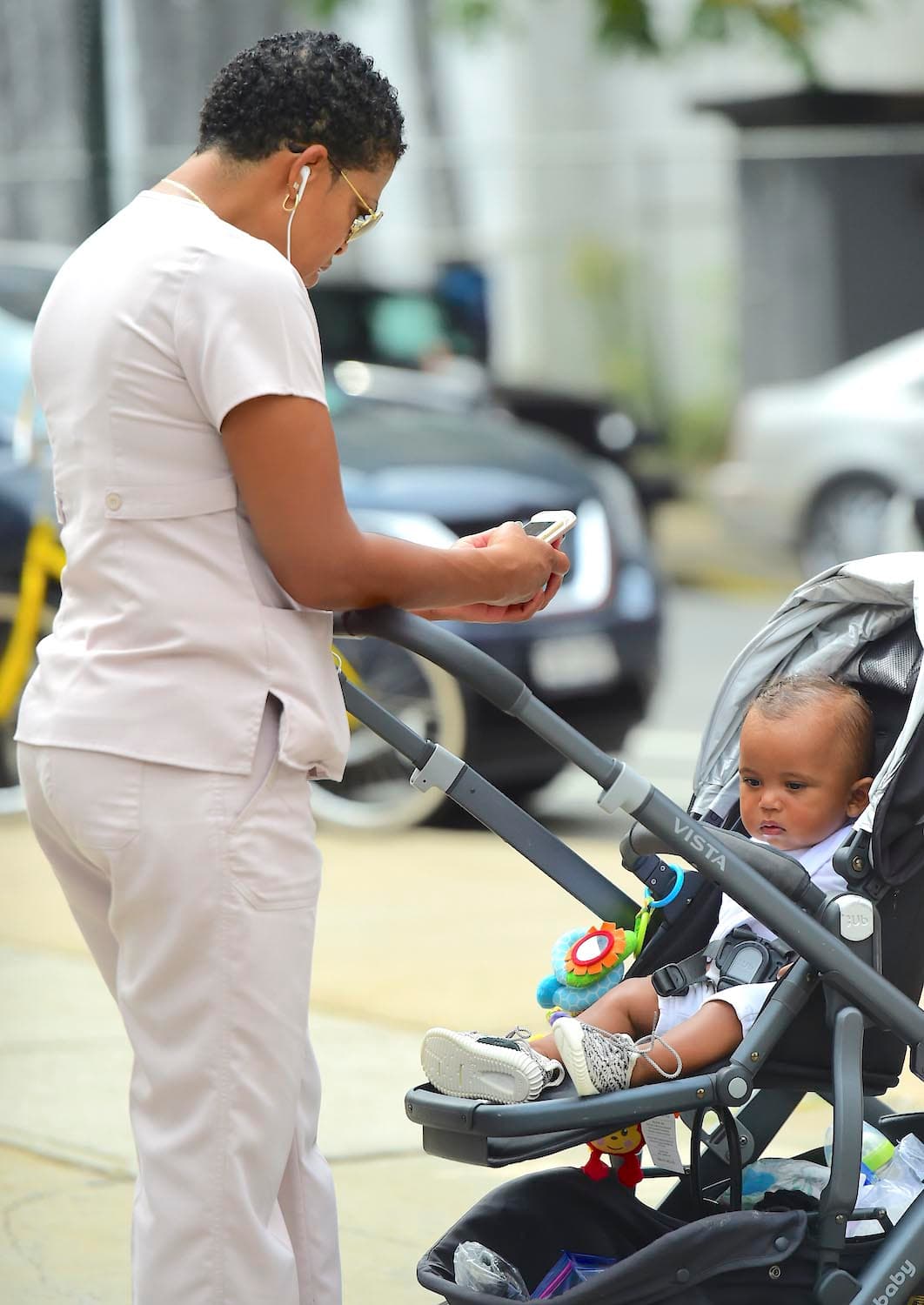 Aunque la señora se notaba más concentrada en su teléfono que en el nene.