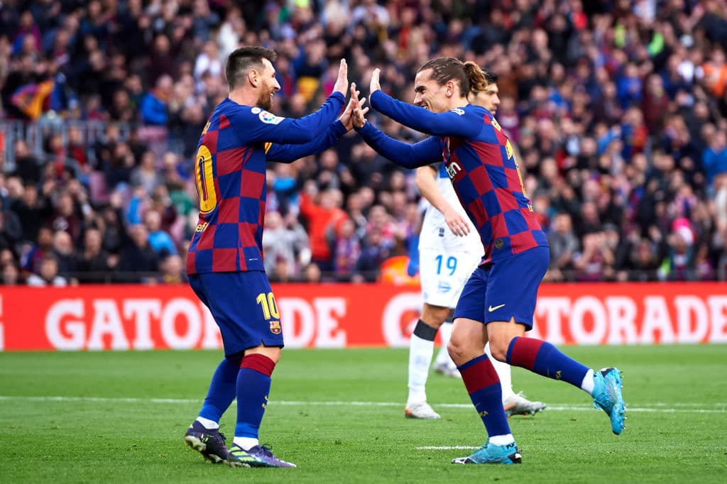 Barcelona golea en casa al Alavés y es super líder de La Liga española. Con goles de Suárez, Messi, Vidal y Griezmann, Barça se impone 4-1 al Alavés.