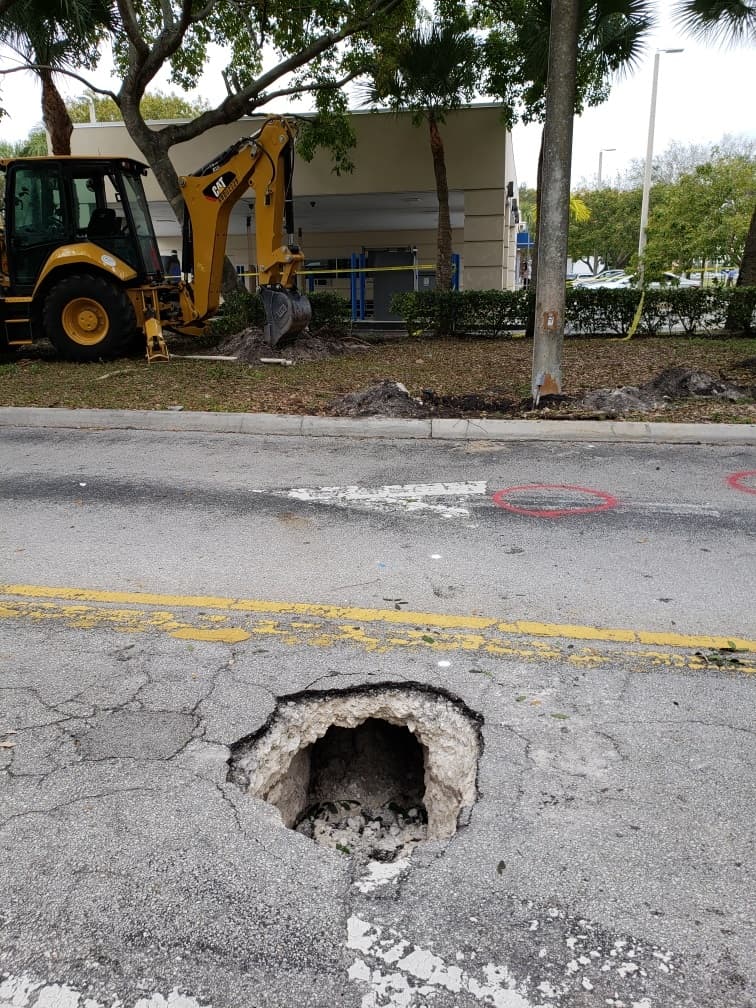 La excavación fue hecha en el 390 de Flamingo Road y Pines Boulevard en Pembroke PInes, cerca de un banco Chase.