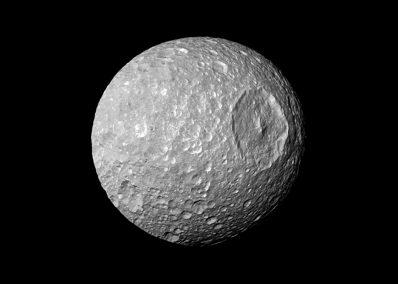 Hallan un océano líquido en una luna de Saturno: ¿hay vida en la 'Luna de la Muerte'?