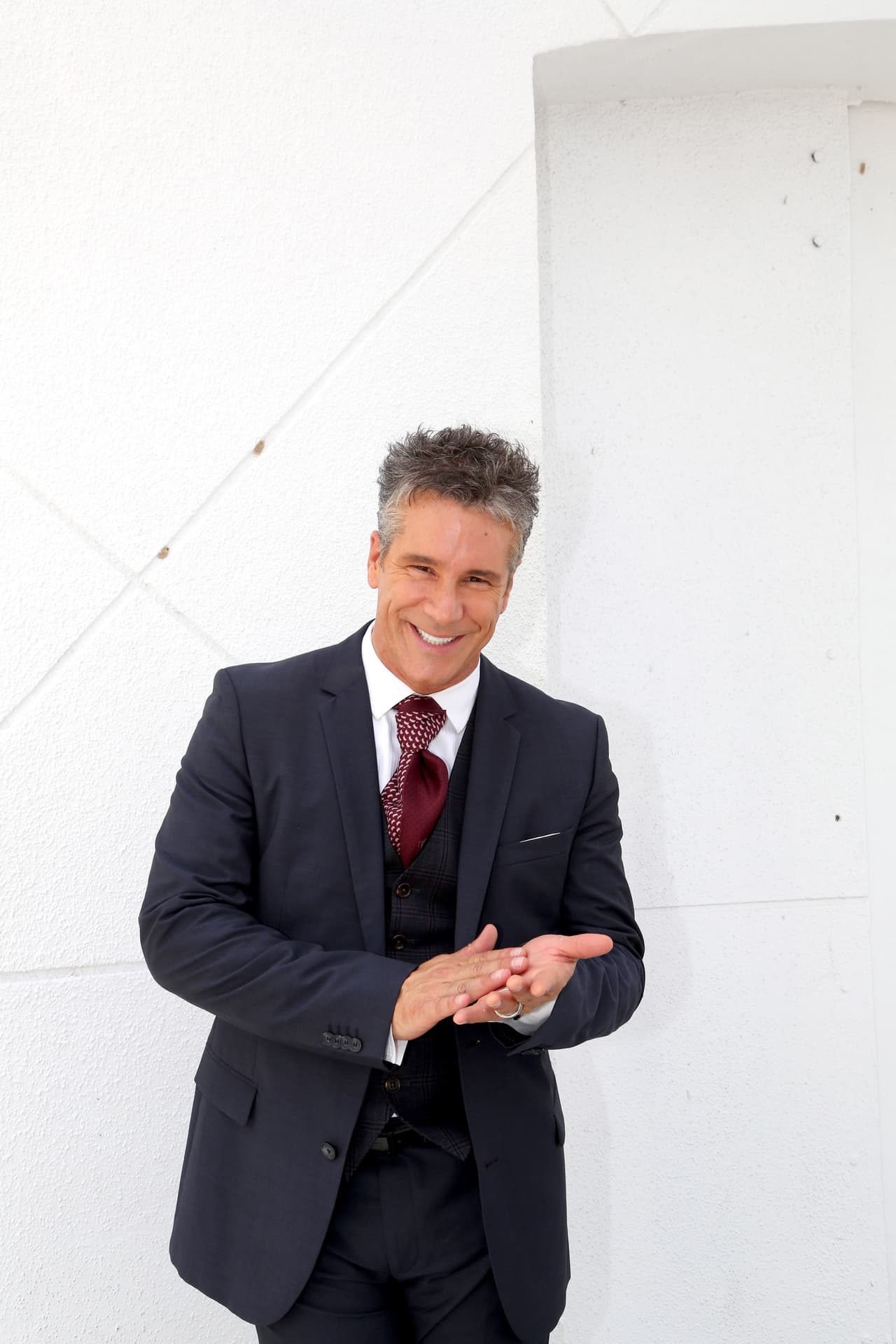 "Estoy viviendo un 
<b><a href="https://www.univision.com/shows/el-gordo-y-la-flaca/con-50-anos-fernando-carrillo-se-desnuda-por-primera-vez-frente-a-camaras-de-tv-video" target="_blank">momento muy especial de mi vida</a></b>", dijo a través de un comunicado citado por el diario mexicano 
<b><a href="https://www.reforma.com/deja-carrillo-actuacion-por-empresa/ar1929462?v=2" target="_blank">Reforma. </a></b>
<br>