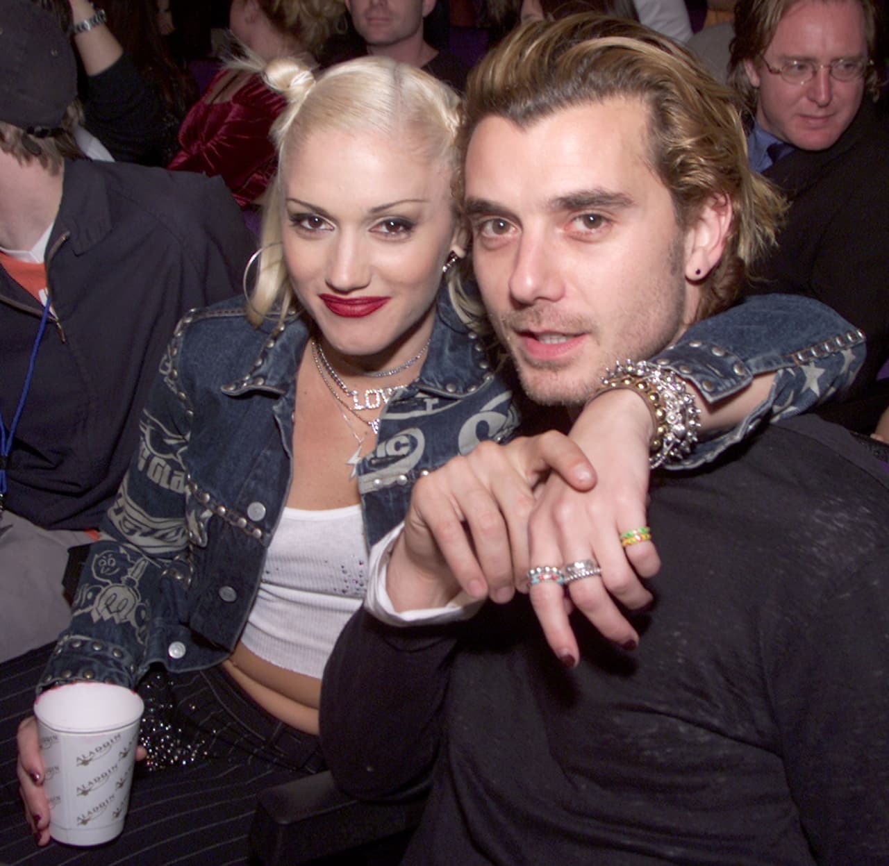 Gwen y Gavin se conocieron en 1995, año en el que iniciaron un largo noviazgo de seis años que, en enero de 2002, pasó el siguiente nivel: se comprometieron.
