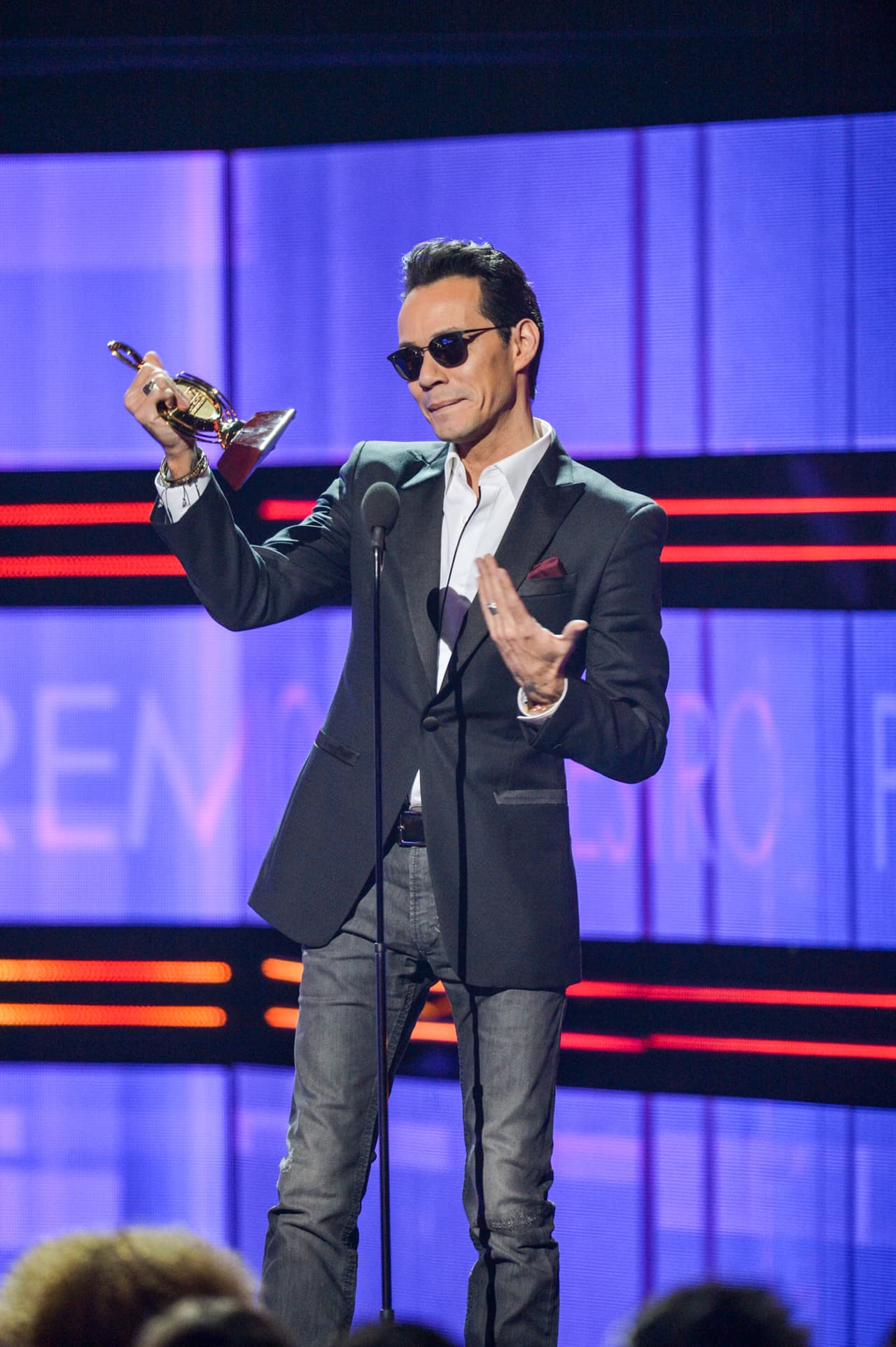 ¡Viva la raza latina! gritó Marc Anthony luego de recibir el primer Premio Lo Nuestro de la noche en la categoría Tropical Artista del Año.