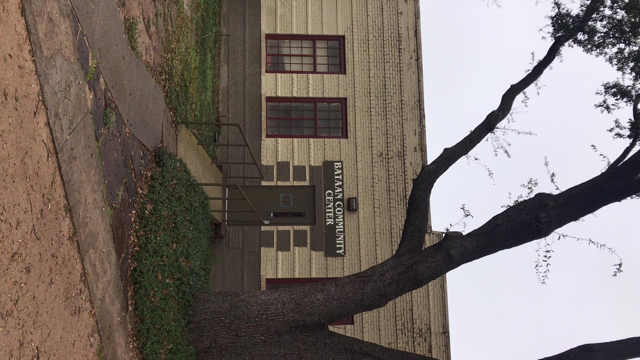 Manifestantes denuncian que la fundación ha puesto a la venta el centro comunitario por $10,000,000.