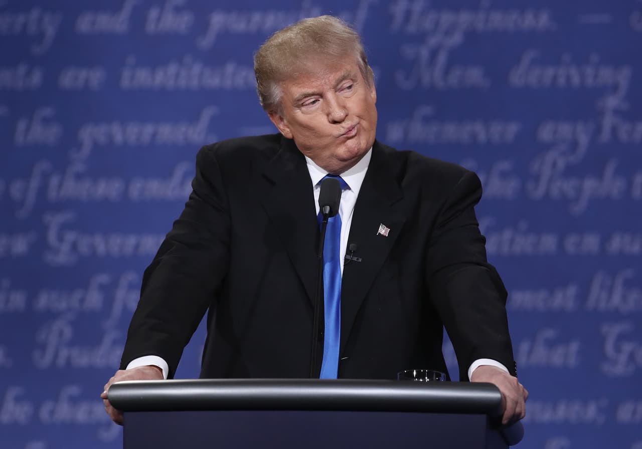 Varias veces durante el debate, Donald Trump escuchaba a su contraparte con gestos de desaprobación o desconfianza. 
<br>