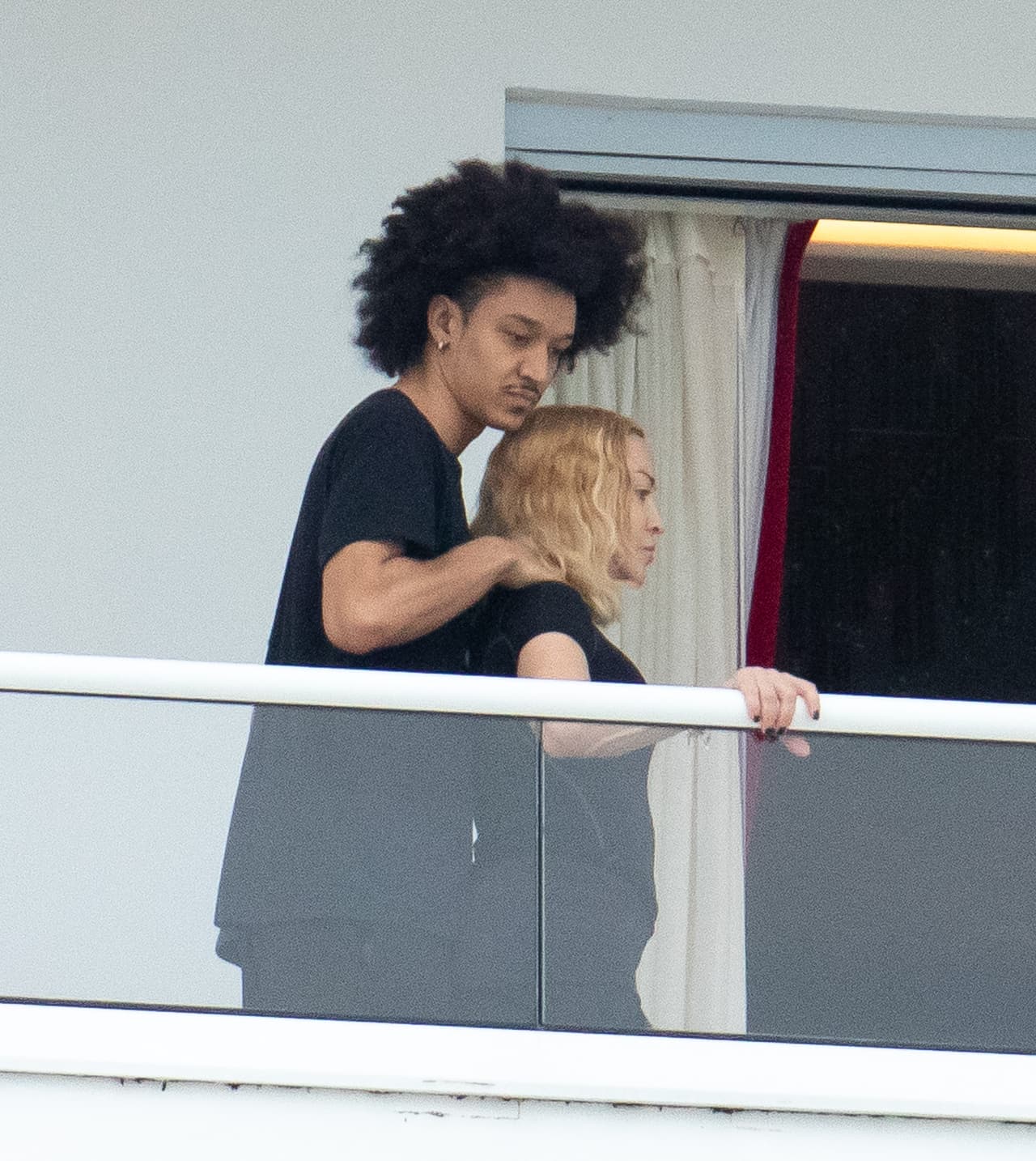 "Ambos somos grandes admiradores de Madonna, pero nos preocupamos por él y, por supuesto, no queremos que se lastime", apuntó la madre del bailarín.