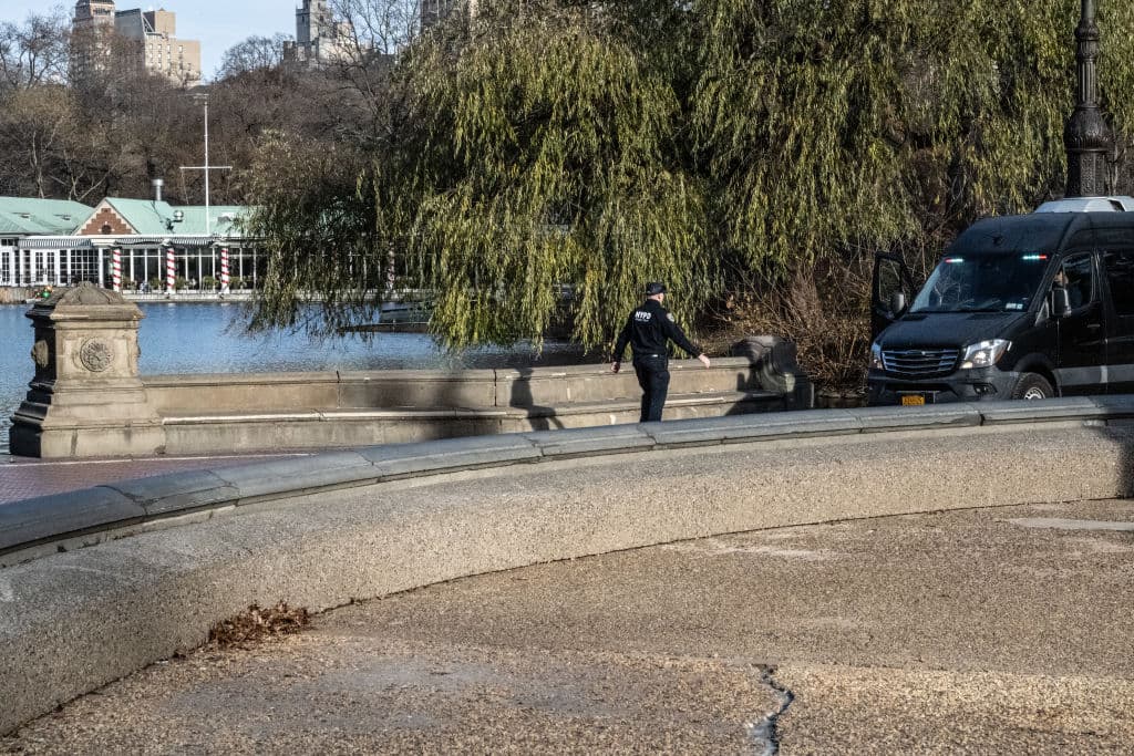 La búsqueda en el estanque concluyó este domingo sin que las autoridades reportaran algún 
<b>hallazgo de peso</b> para la investigación. Mientras tanto, 
<b>Paulette Thompson, en</b> 
<b>Maple Grove, Minnesota,</b> intenta hallar consuelo y fortalecer a sus dos hijos tras el asesinato de su padre, cuando se dirigía a la junta con inversionistas de UnitedHealthcare, que fue cancelada tras el crimen.