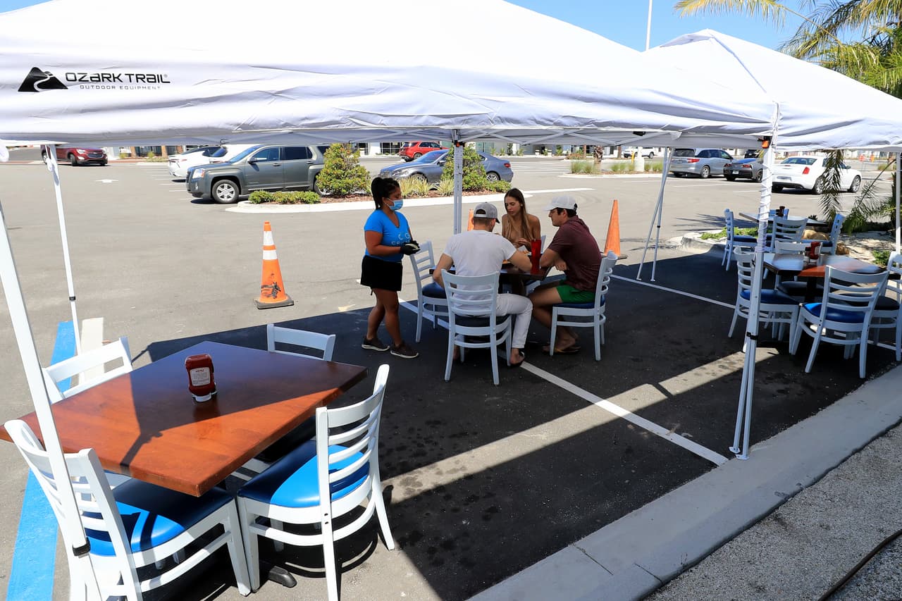 Los meseros atendieron a los comensales con tapabocas. 
<br>