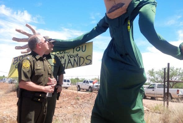 Residentes de la comunidad fronteriza de Arivaca protestaron para exigir el cierre de un retén de la Patrulla Fronteriza que ha estado en esa localidad por ocho años. Según ellos, esto ha incrementado la discriminación, violación de derechos constitucionales, y deterioración económica.