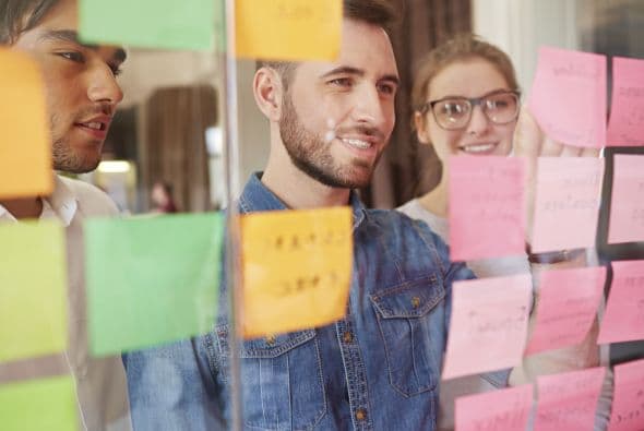 Hacer una nota de agradecimiento. Según este mismo especialista, es otra cosa que definitivamente los jóvenes no tienen en cuenta, aun cuando luego de una entrevista de trabajo o después de una cena podría ser invaluable.