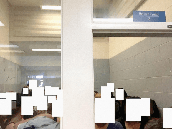 El espacio de la imagen está diseñado para acoger a ocho mujeres, en la imagen se ve una cifra superior.