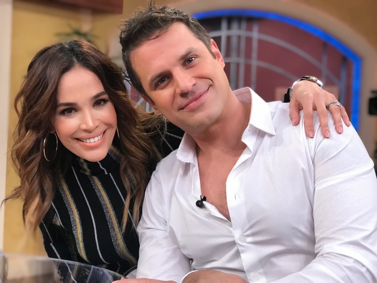 Aquí lo vemos muy sonriente con Karla. Nuestra conductora seguramente estará muy envidiada.