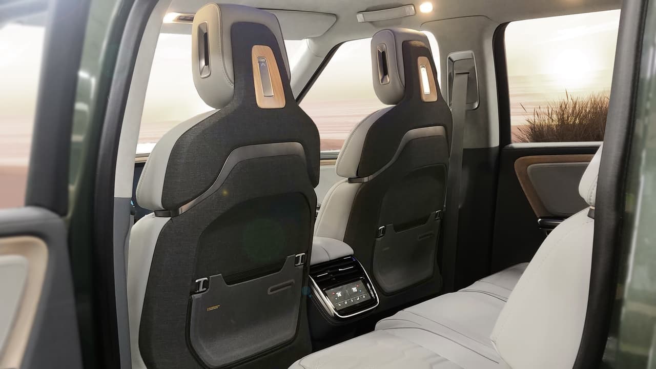 El interior de la Rivian R1S, al igual que el de la R1T combina maderas y otros materiales originados de
<b>fuentes sostenibles</b>.