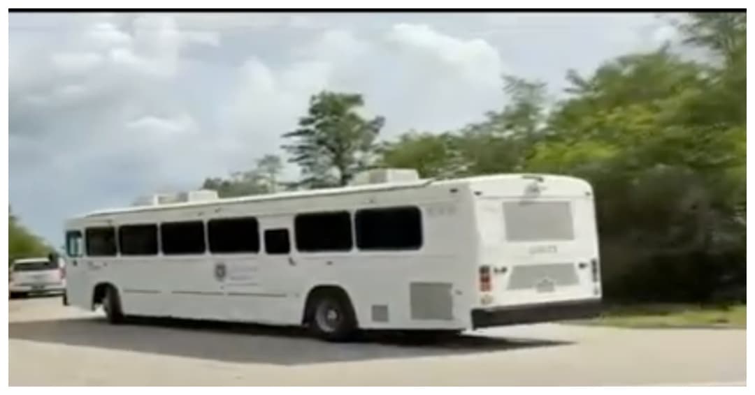 Llega el primer grupo de inmigrantes a centro de detención en los Everglades, según un funcionario de Florida
