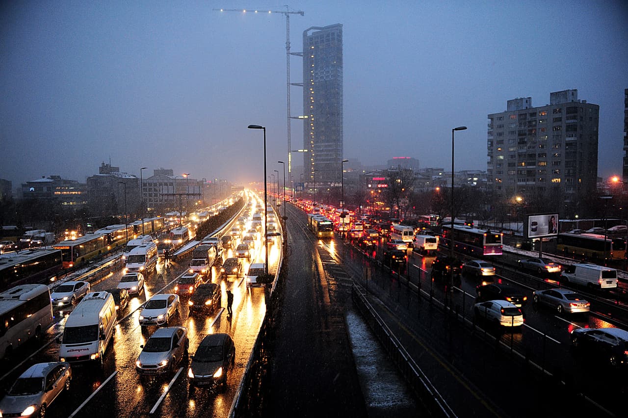 <b>6. Estambul.</b>
<br>
<br>Según el ‘Índice de Tráfico Tom Tom’, los residentes de esta 
<b>histórica gran ciudad turca</b> malgastan en promedio un 
<b>49% de tiempo extra </b>atrapados en el tráfico, lo que representa una pequeña mejora del 1% respecto al resultado de 2015. Ese promedio sube al 63% en las horas pico de la mañana y al 91% en las horas pico de la noche. 
<br>
<br>Según Tom Tom los habitantes de Estambul pierden en promedio 46 minutos extra al día y 175 horas extra al año a bordo de vehículos de transporte automotor.