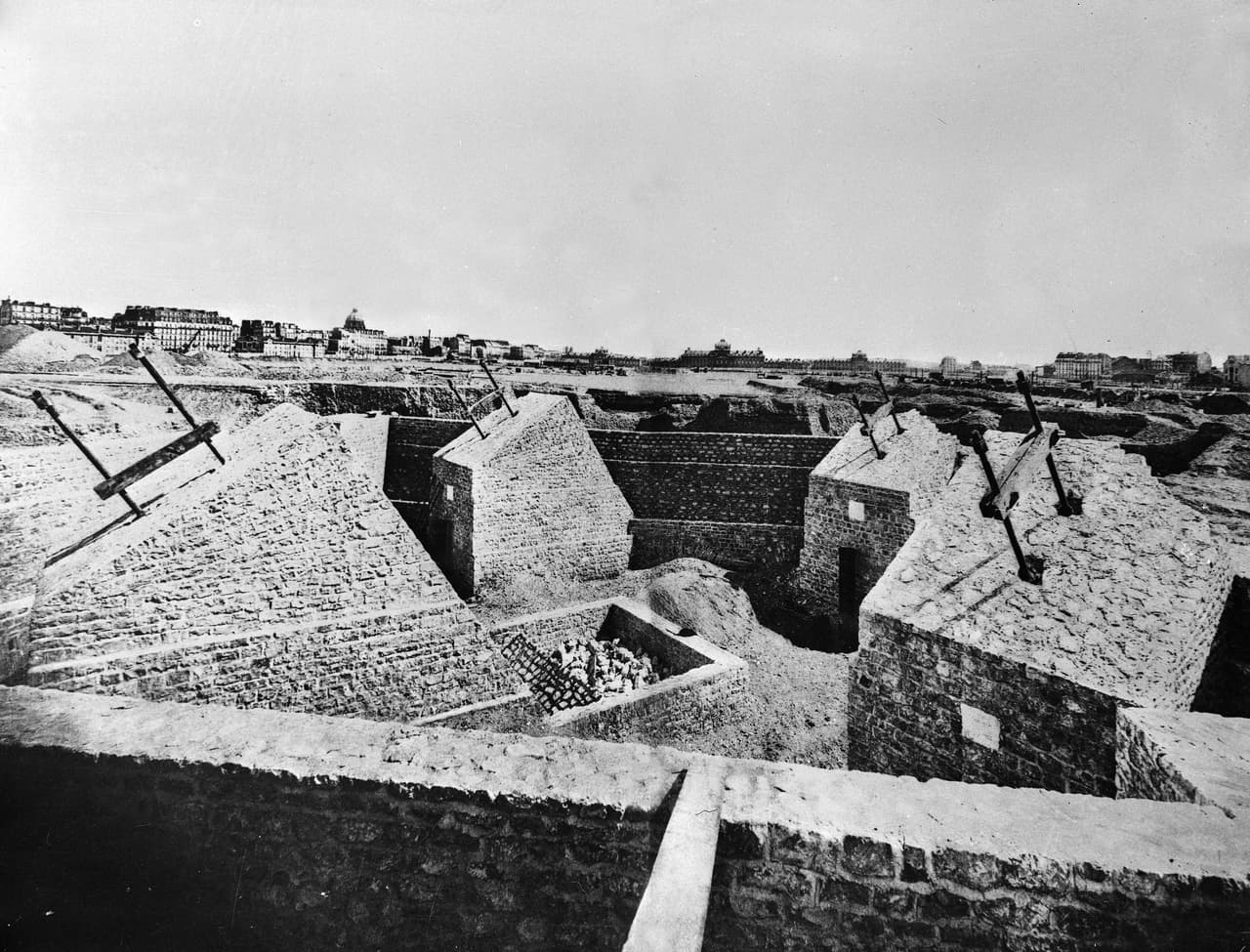 ¿Qué hay debajo de la Torre Eiffel? Sus cimientos. Aquí, en una foto de 1887 se ve el apuntalamiento de lo que iba a convertirse en el mayor emblema de la ciudad de París. La estructura era una maravilla tecnológica y le llevó pocas décadas ser considerada como una obra maestra arquitectónica.
