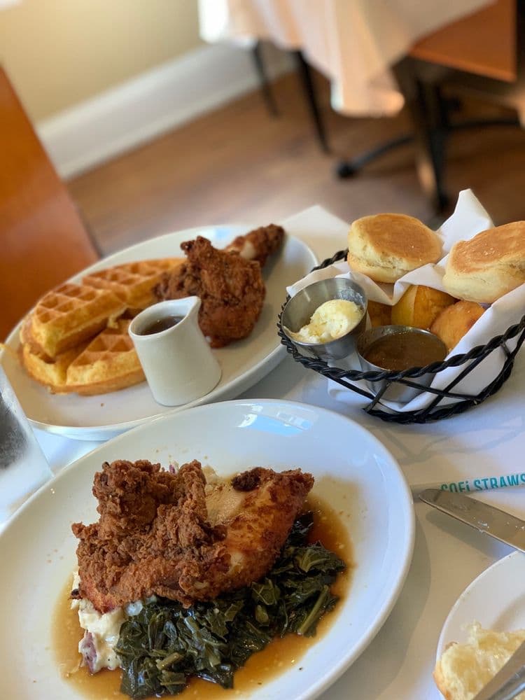 <b>South City Kitchen Midtown</b>
<br>1144 Crescent Ave NE Atlanta, GA 30309
<br>Teléfono: (404) 873-7358
<br>Sitio web: 
<a href="http://southcitykitchen.com">http://southcitykitchen.com</a>
<br>
<a href="https://www.yelp.com/map/south-city-kitchen-midtown-atlanta-2">Cómo llegar</a>
<br>
<br>South City Kitchen Midtown sirve clásicos sureños con un toque sofisticado de un icónico
<br>bungalow en el corazón de Midtown Atlanta, según sus propietarios.