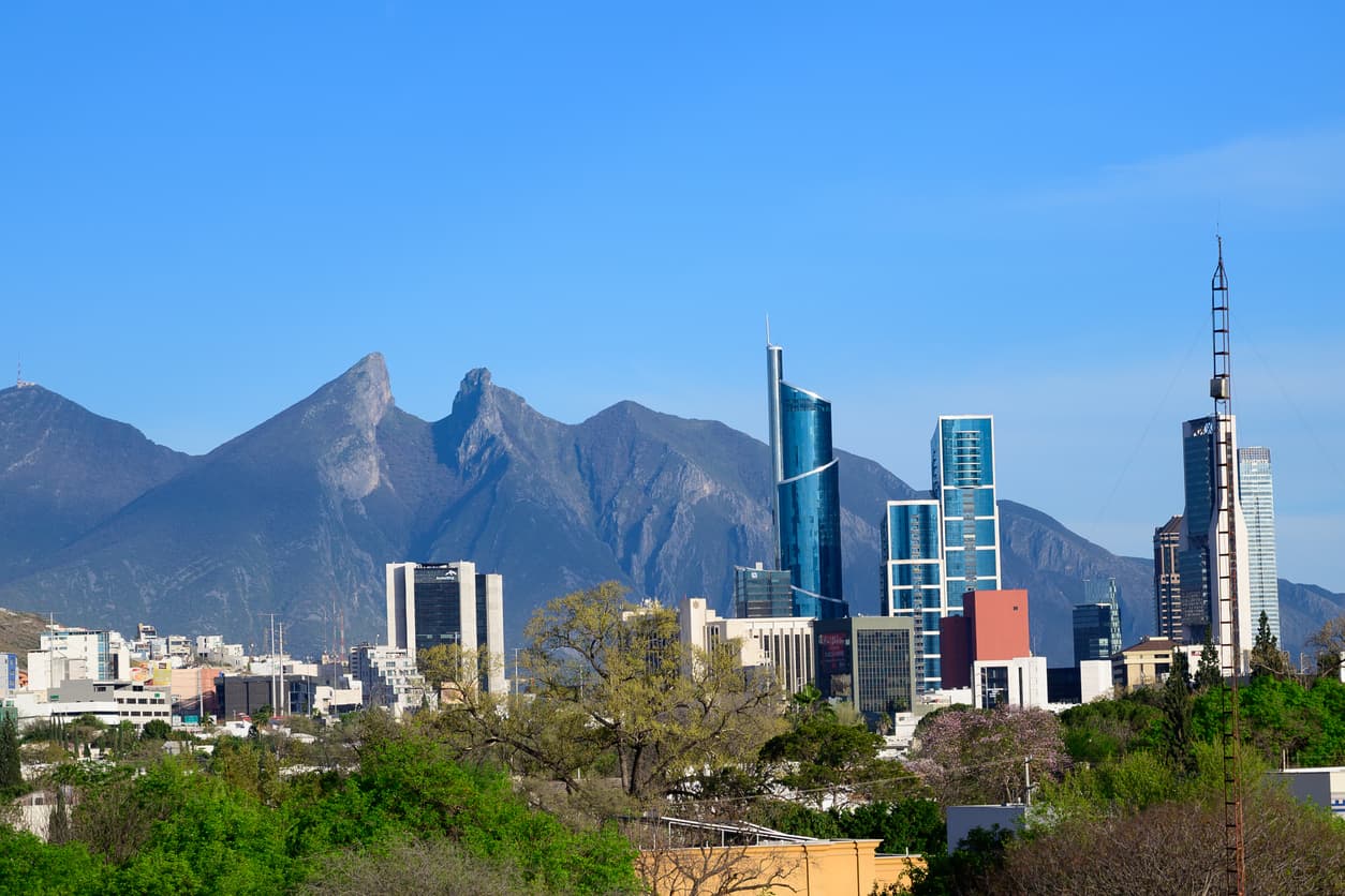 <h3 class="cms-H3-H3">Monterrey, México</h3>
<br>
<br>Esta hermosa ciudad de poco más de 1 millón de habitantes supera a París y Milán en el índice de calidad de vida de Numbeo.
<br>
<br>Un apartamento de una habitación fuera del centro de la ciudad y los gastos de manutención le costarían alrededor de $900 por mes. Si quisiera un departamento en el centro, costaría poco menos de $1,100 al mes, incluidos los gastos de manutención.
<br>
<br>🌎Costos mensuales para una persona sin renta: $574.92 dólares
<br>🌎Costos mensuales estimados de una familia de cuatro sin renta: $2,038.03 dólares
<br>🌎 Índice de calidad de vida: 125.15
<br>