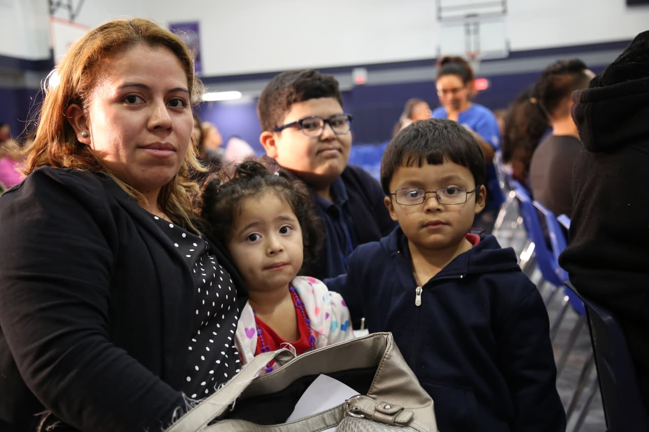 Una imagen que resaltaba en medio del concurrido grupo de inmigrantes: madres con su hijos en busca de respuestas.
<br>