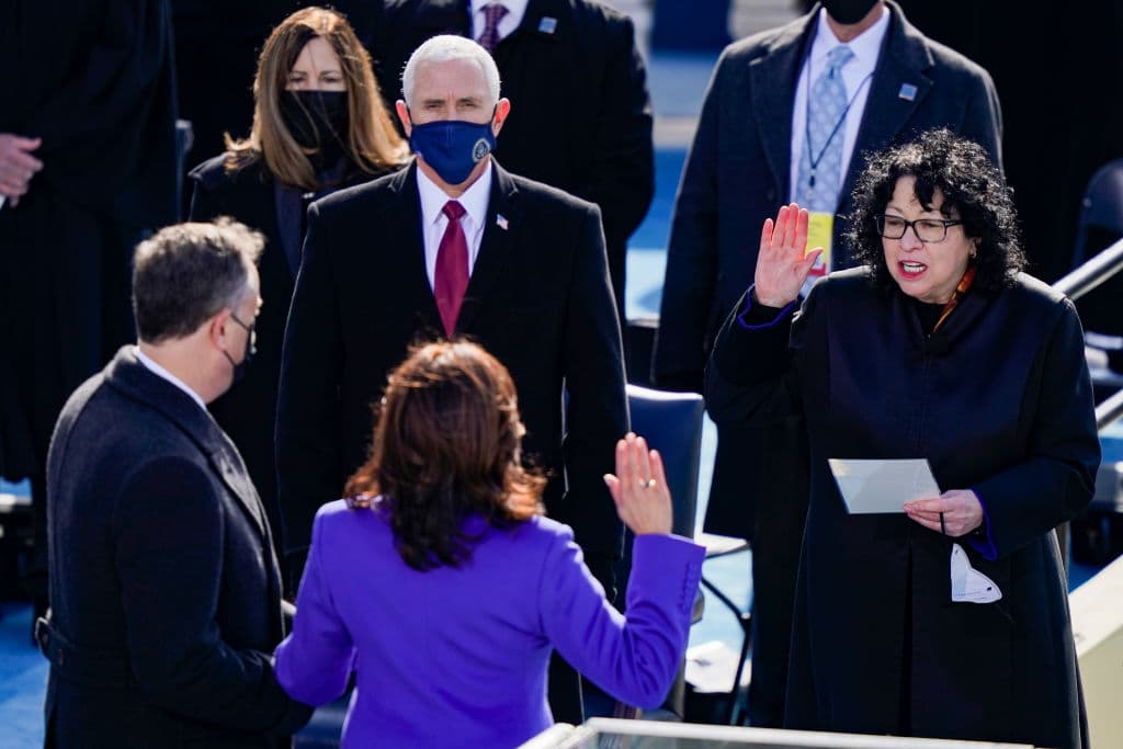 Precisamente, la jueza Sonia Sotomayor fue la encargada de llevar a cabo el juramento de Harris, ante la atenta mirada del exvicepresidente Mike Pence.
