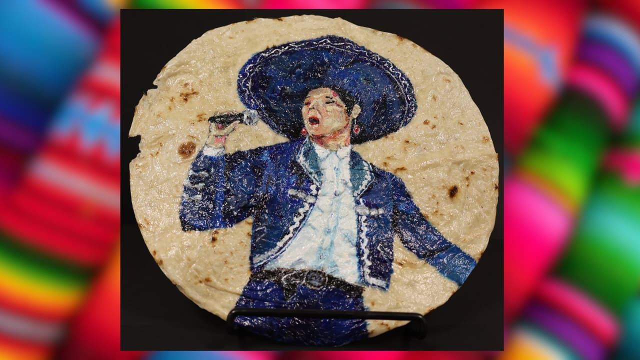 En 
<a href="https://maps.app.goo.gl/QdkD1rYtzNPGHkvk8" target="_blank">Grand Prairie High School</a>, en el norte de Texas, los estudiantes han encontrado 
<b>una forma única de expresión artística al transformar tortillas en arte</b>, mostrando que son más que simples tacos.