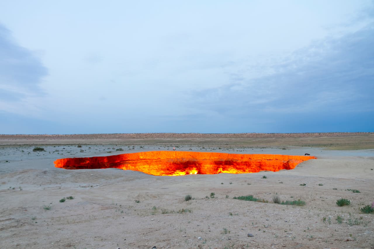 <b>El procedimiento. </b>Una vista del crater menos cercana. La quema de gas natural es un procedimiento común en las operaciones de extracción. A diferencia del petróleo, que puede almacenarse indefinidamente después de la perforación, el gas natural debe procesarse de inmediato. Y si hay un exceso que no pueda almacenarse es encendido para deshacerse de él.