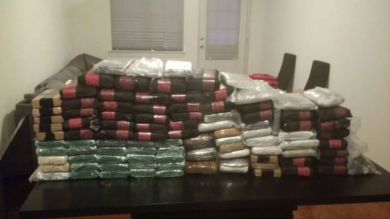 El segundo decomiso más grande del sintético ocurrió en agosto de 2017, cuando la DEA encontró 145 libras (66 kilogramos) en un apartamento de Queens, en Nueva York, de acuerdo con la
<a href="https://www.dea.gov/sites/default/files/2018-11/DIR-032-18%202018%20NDTA%20final%20low%20resolution.pdf" target="_blank">DEA</a>.