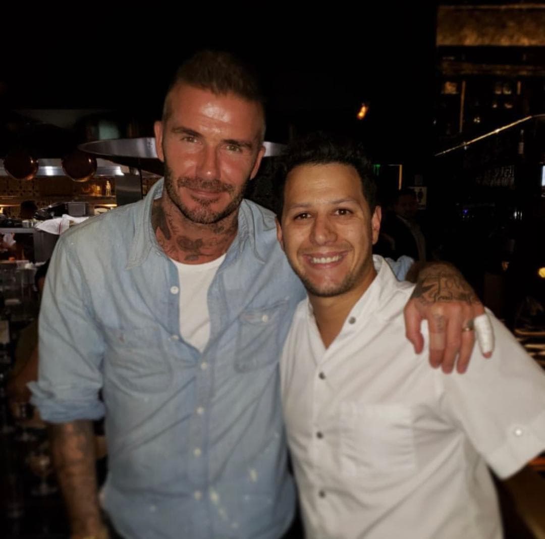 Cantina La Veinte, en Brickell, es un destino de rigor para las estrellas que amen la comida mexicana, como el futbolista 
<b>David Beckham a quien lo vemos muy sonriente con el chef Santiago Gómez. </b>