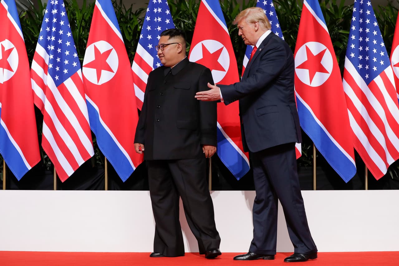 Según la agenda publicada por la Casa Blanca a las 9:15 PM ET (9:15 AM del 12 de junio en SIngapur) Kim y Trump tendrán una reunión a solas, solo acompañados por sus traductores. A las 10:00 PM ET comenzaría una junta con más funcionarios. A las 11:30 pm ET es el almuerzo de trabajo y a las 4:00 am ET Donald Trump hablará a la prensa.