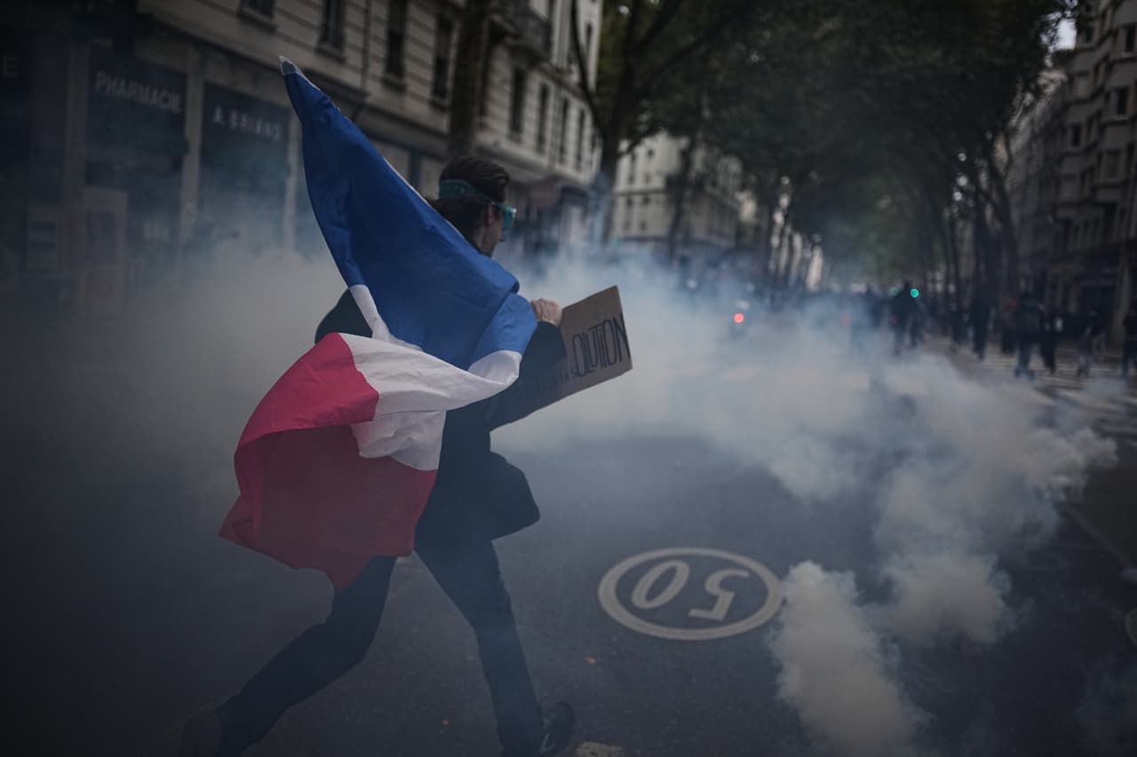 Casi 1,000 personas detenidas durante la nueva ola de protestas en Francia, según cifras del gobierno