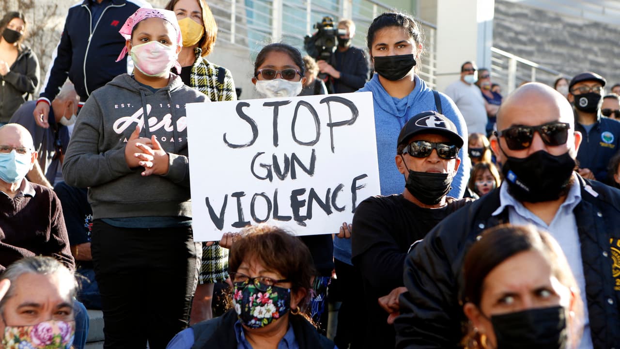 Expectativa por plan del presidente Biden para frenar creciente ola de violencia armada