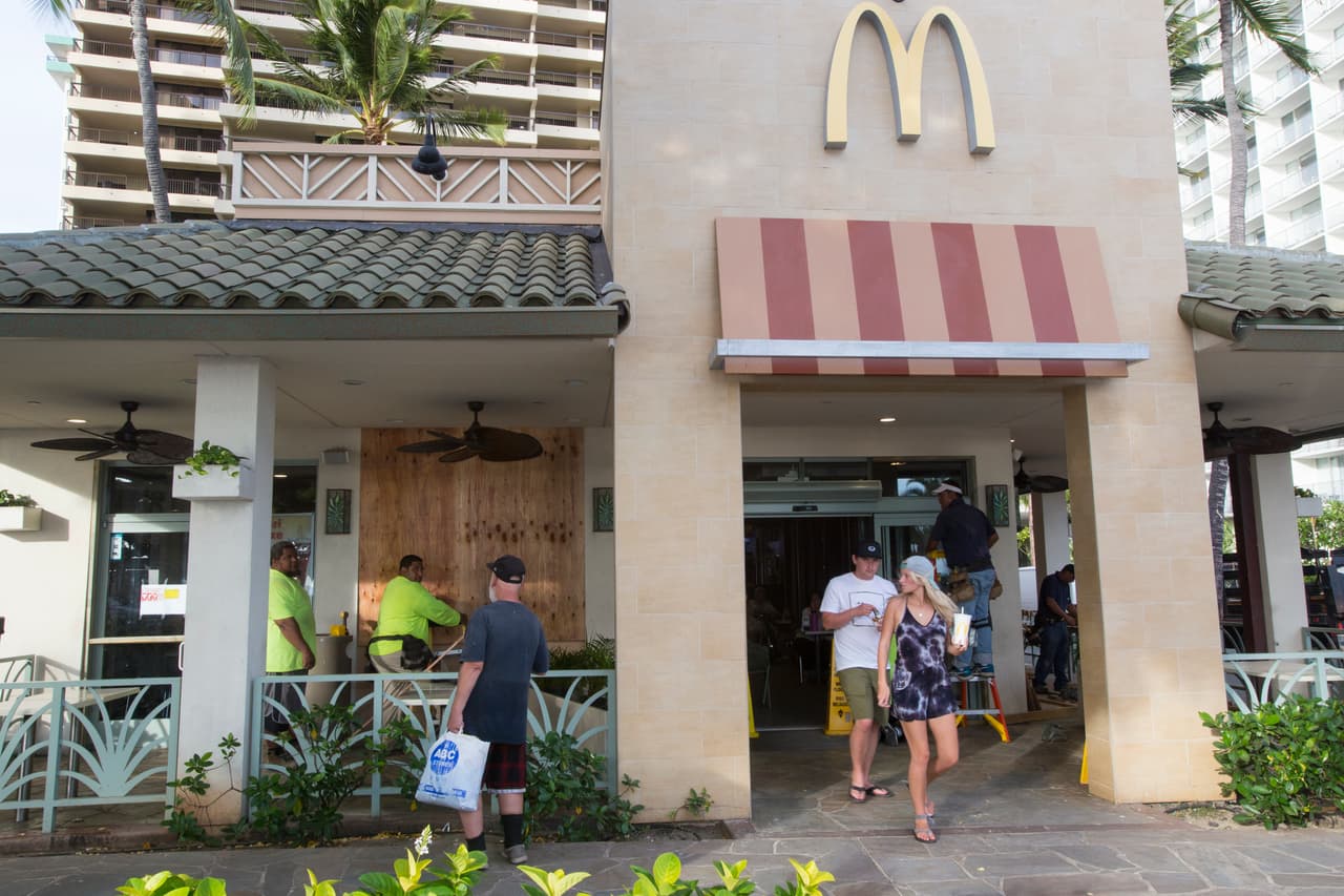 <b>9.88 dólares</b>
<br>
<br>Honolulu, Hawaii.
<br>
<br>Desde sus humildes comienzos en San Bernardino, California, McDonald's se ha convertido en un imperio global con casi 40,000 restaurantes que atienden a alrededor de 69 millones de personas al día en más de 100 países.
<br>