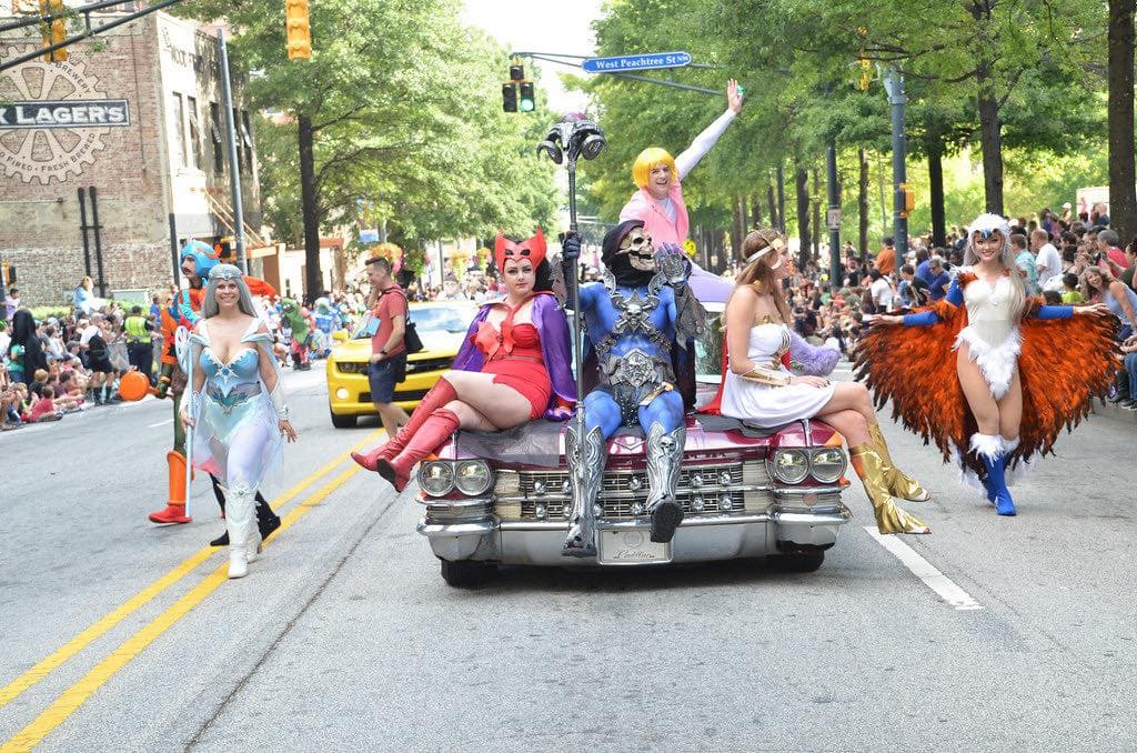 <b>Dragon Con</b>
<br>
<b>Fechas</b>: 31 de agosto al 4 de septiembre
<br>
<b>Lugar</b>: Downtown Atlanta
<br>
<b>Sitio web</b>: 
<a href="https://www.dragoncon.org/">https://www.dragoncon.org/</a> 
<br>
<br>Dragon Con, que se lleva a cabo durante el fin de semana del Día del Trabajo, es la convención de cultura pop multimedia que se enfoca en la ciencia ficción, la fantasía, los juegos, los cómics y más.