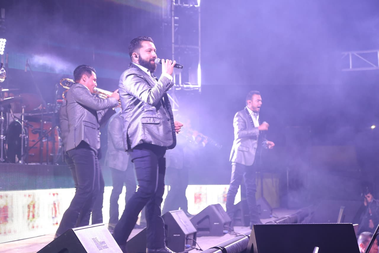 Charly invita al público a ponerse de pie y bailar al ritmo de la banda.