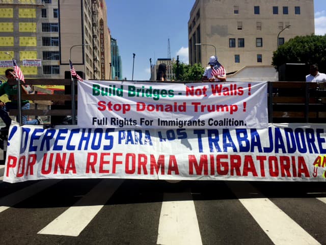 Marcha de inmigrantes en Los Angeles, California, mayo 1, 2016.