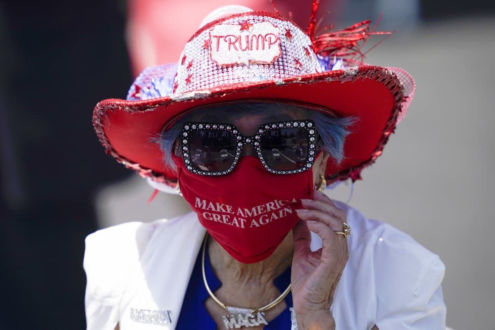 Betty Chu ajusta su máscara 
<b>antes de escuchar al Secretario de Estado Mike Pompeo hablar en la Biblioteca Presidencial Richard Nixon en Yorba Linda, <a href="https://www.univision.com/temas/california">California</a>, </b>el pasado 23 de julio de 2020.
