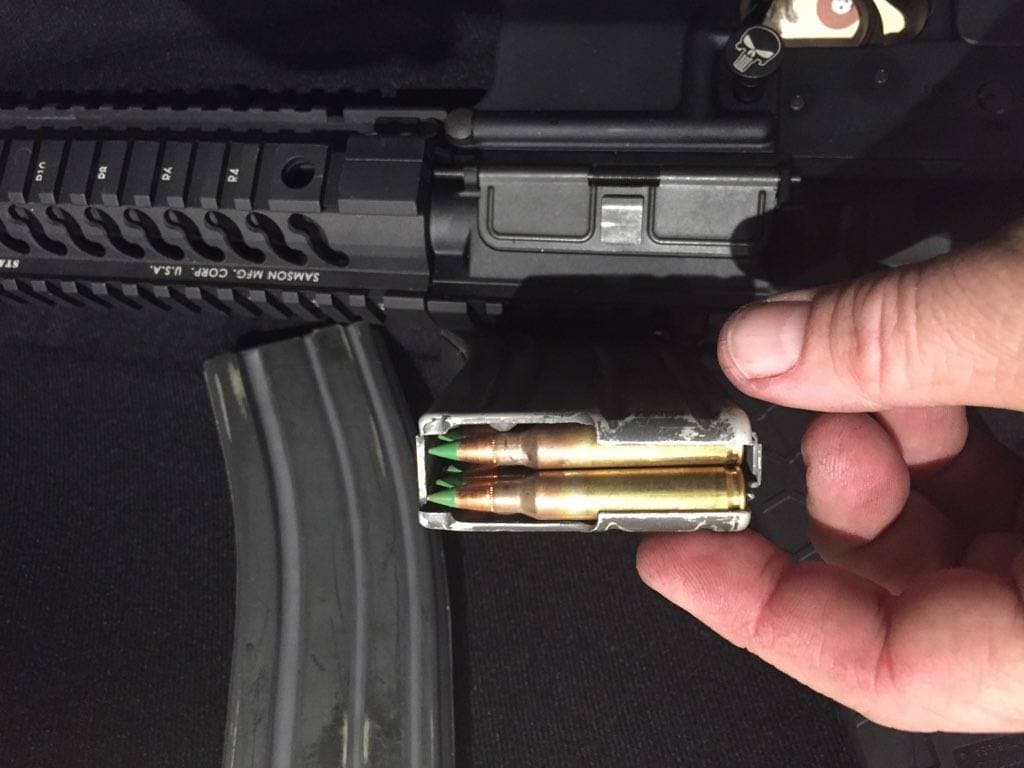 Entre las armas incautadas habían rifles de asalto AR15.