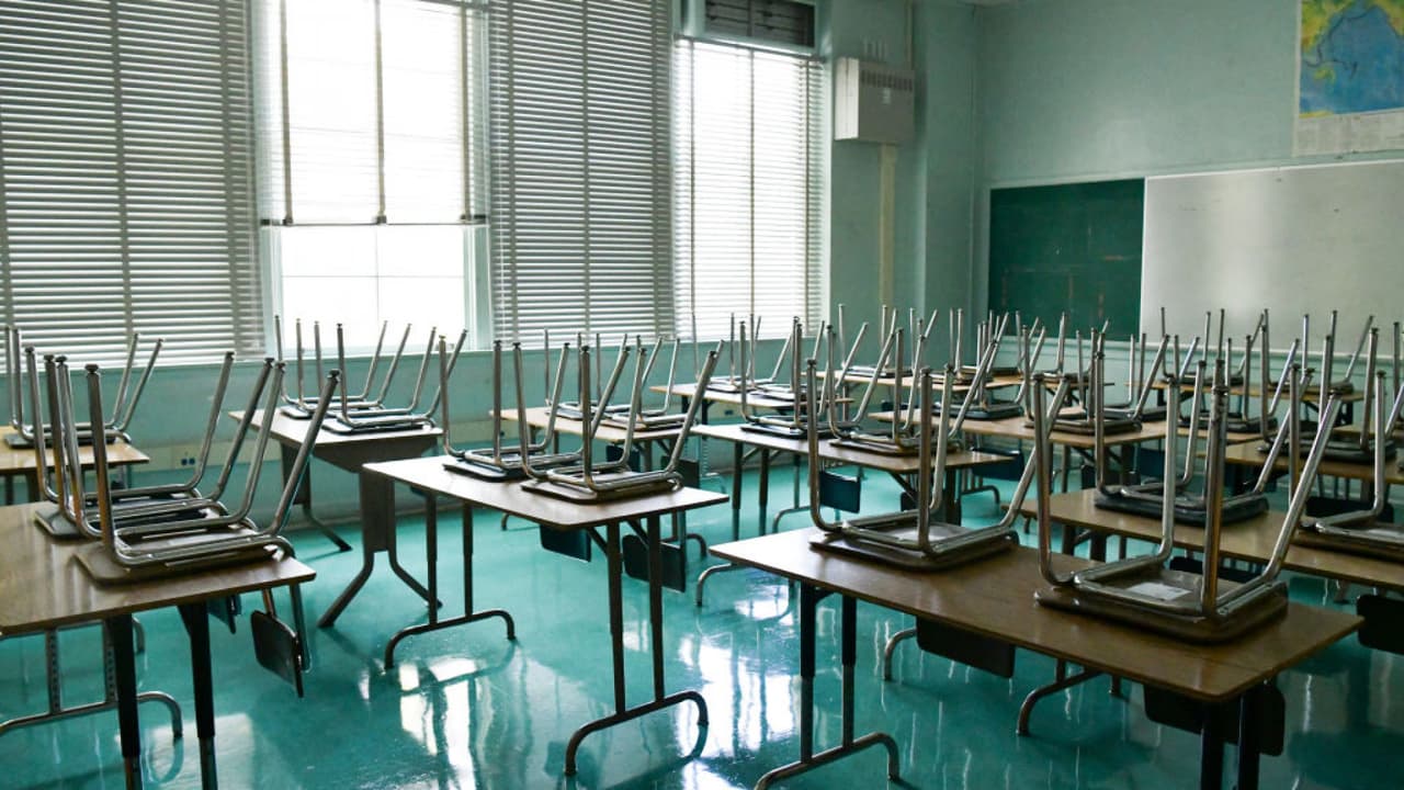 El superintendente Austin Beutner indicó que los planteles educativos ya han sido desinfectados, se han instalado nuevos filtros de aire y se han separado pupitres para garantizar el distanciamiento físico entre los estudiantes. Esto, para estar preparados ante el retorno de los alumnos a las aulas cuando se determine que es segura la reapertura.