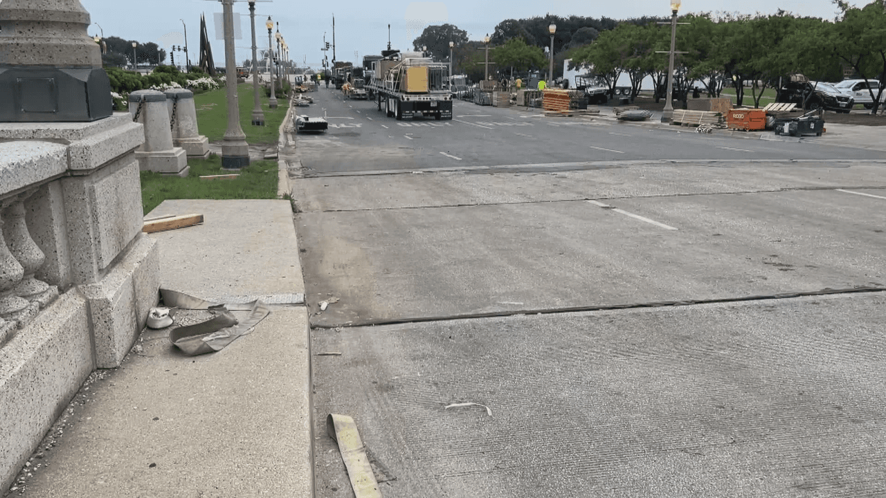 Escombros permanecen en la zona donde se desarrolló la carrera Nascar.