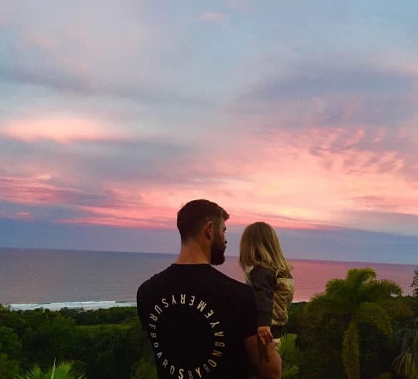 Chris Hemsworth tiene tres hijos con Elsa Pataky y aquí disfrutan el atardecer en Australia.
