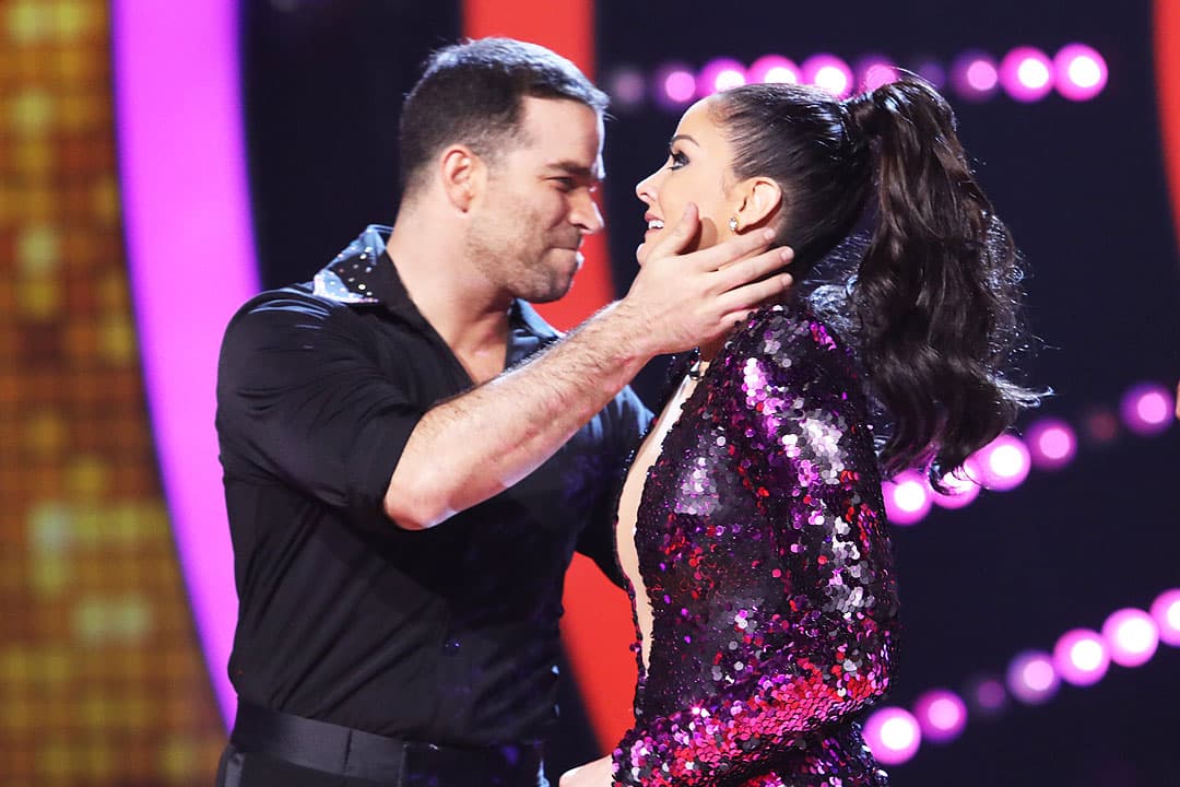 Al momento de anunciar al concursante salvado, resultó ser Dayanara Torres, gracias al segundo baile disco que realizó.