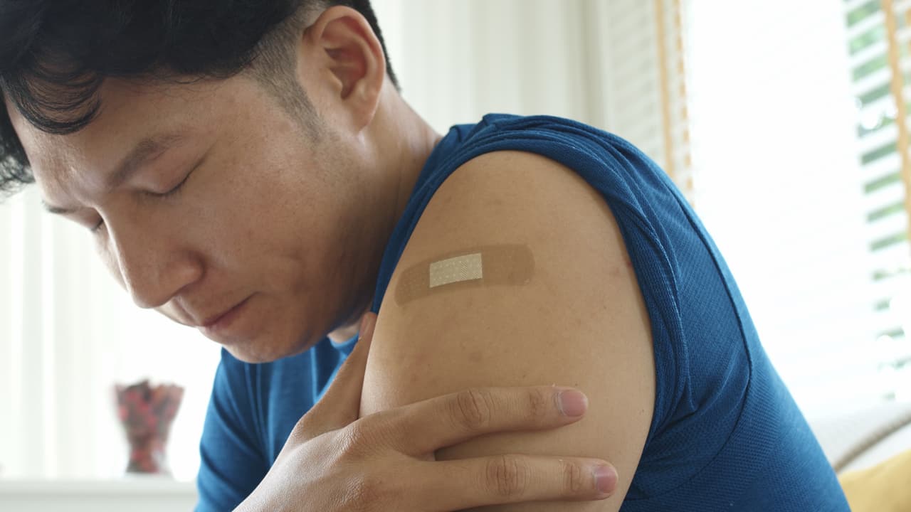 Consulta más información sobre las vacunas del covid-19 y los efectos secundarios, en español, 
<a href="https://www.cdc.gov/coronavirus/2019-ncov/downloads/vaccines/What_Expect_Vaccination_ES.pdf" target="_blank">aquí</a>.