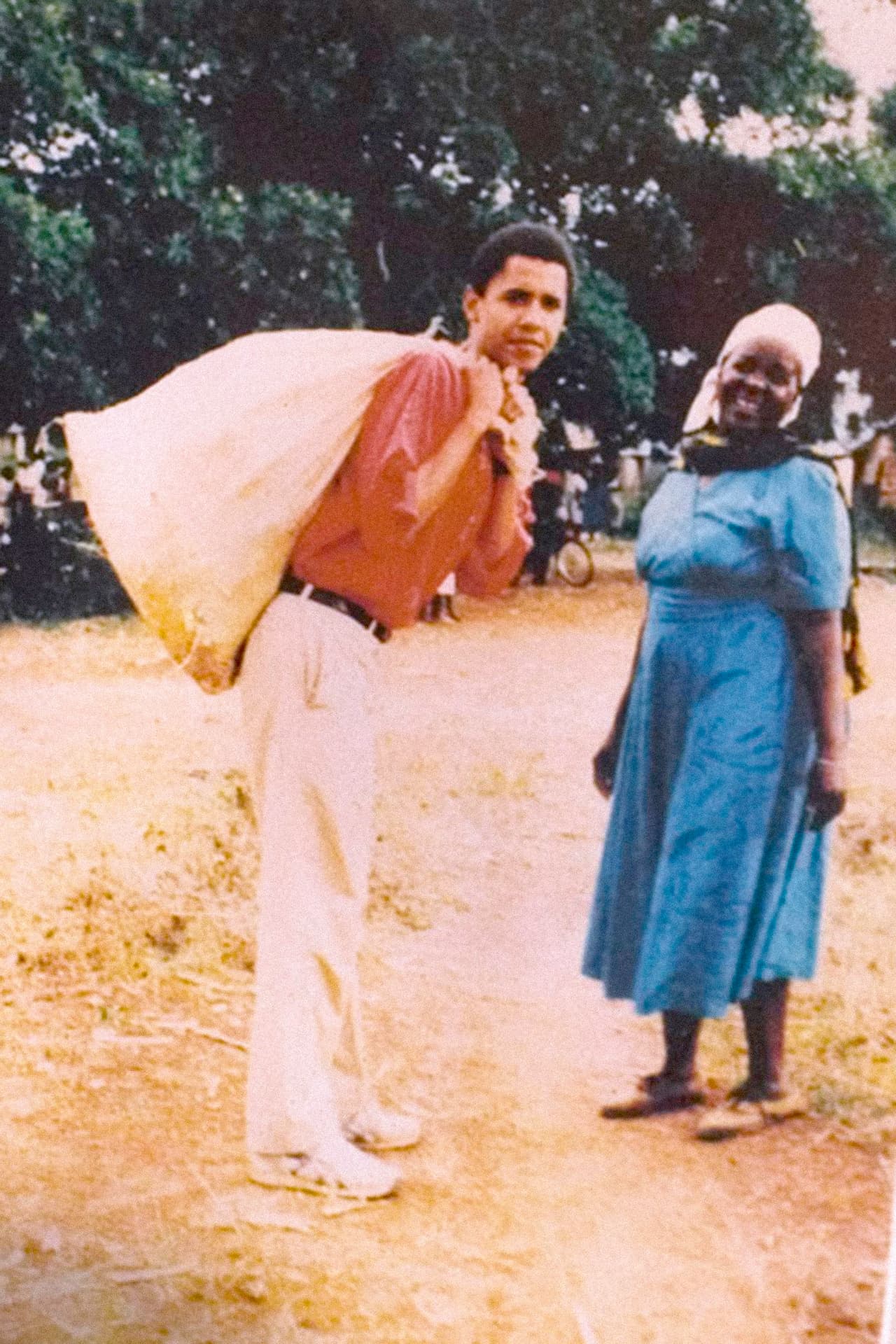 En su biografía, “Sueños de mi padre”, Obama se refiere a ella como “granny” (“abuelita”, en español). Describe que la conoció durante su primer viaje a la tierra natal de su progenitor en 1988. Una de las imágenes de de ese encuentro vistas en la casa de Sarah Obama en 2008.
<br>