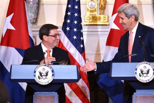 El secretario de Estado Kerry y el canciller cubano Bruno Rodríguez ofrecieron una rueda de prensa conjunta, donde se anunció la visita de kerry a La Habana este 14 de agosto.