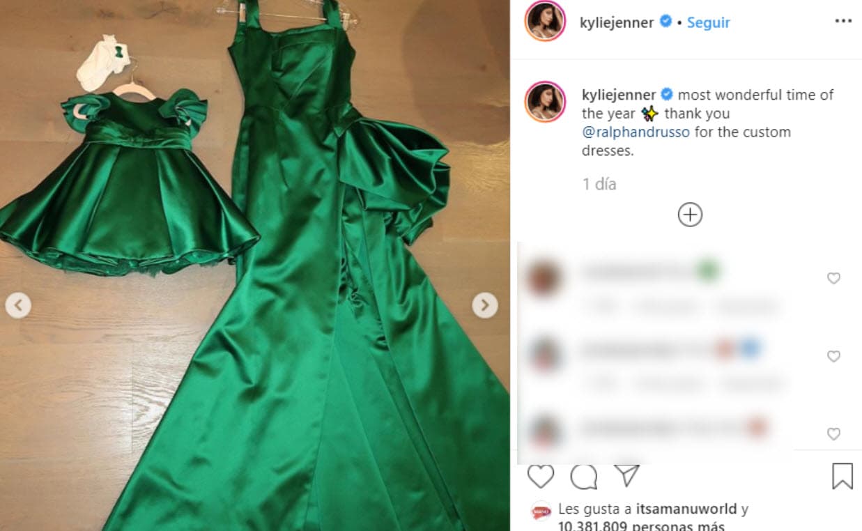 Además, la modelo presumió un collar de esmeraldas que hizo juego con todo su atuendo. 
<br>