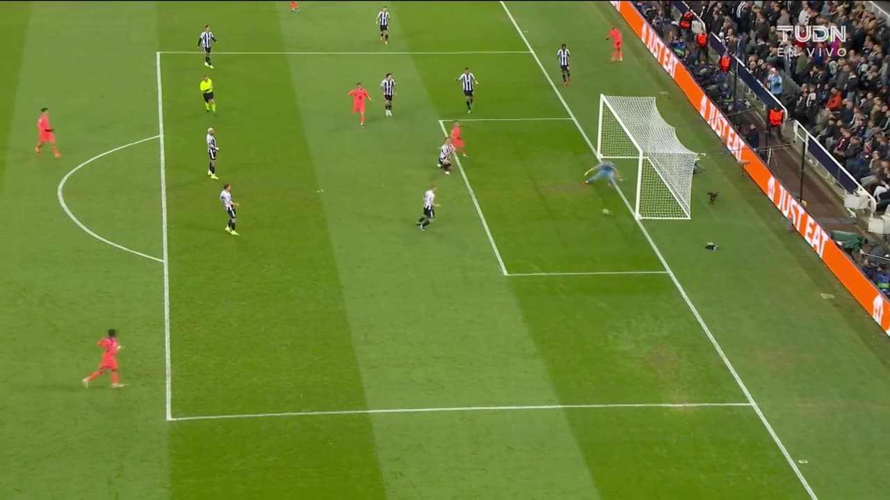 ¡Casi autogol del Newcastle! Dan Burn no logra rechazar el balón y se salvan las urracas