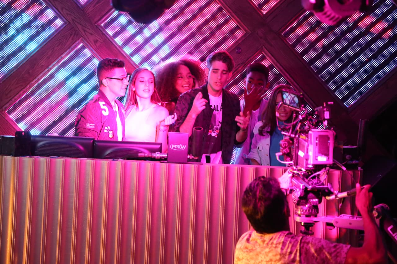 Abdiel, Fabyán, Alondra, Sofía, Verónica y Abel formaron la banda 
<b>Milenios</b>. “Cake by the ocean” fue el tema de su videoclip. Durante las grabaciones los chicos se diviertieron y hasta se sonrojaron al enterarse que había escena de beso.