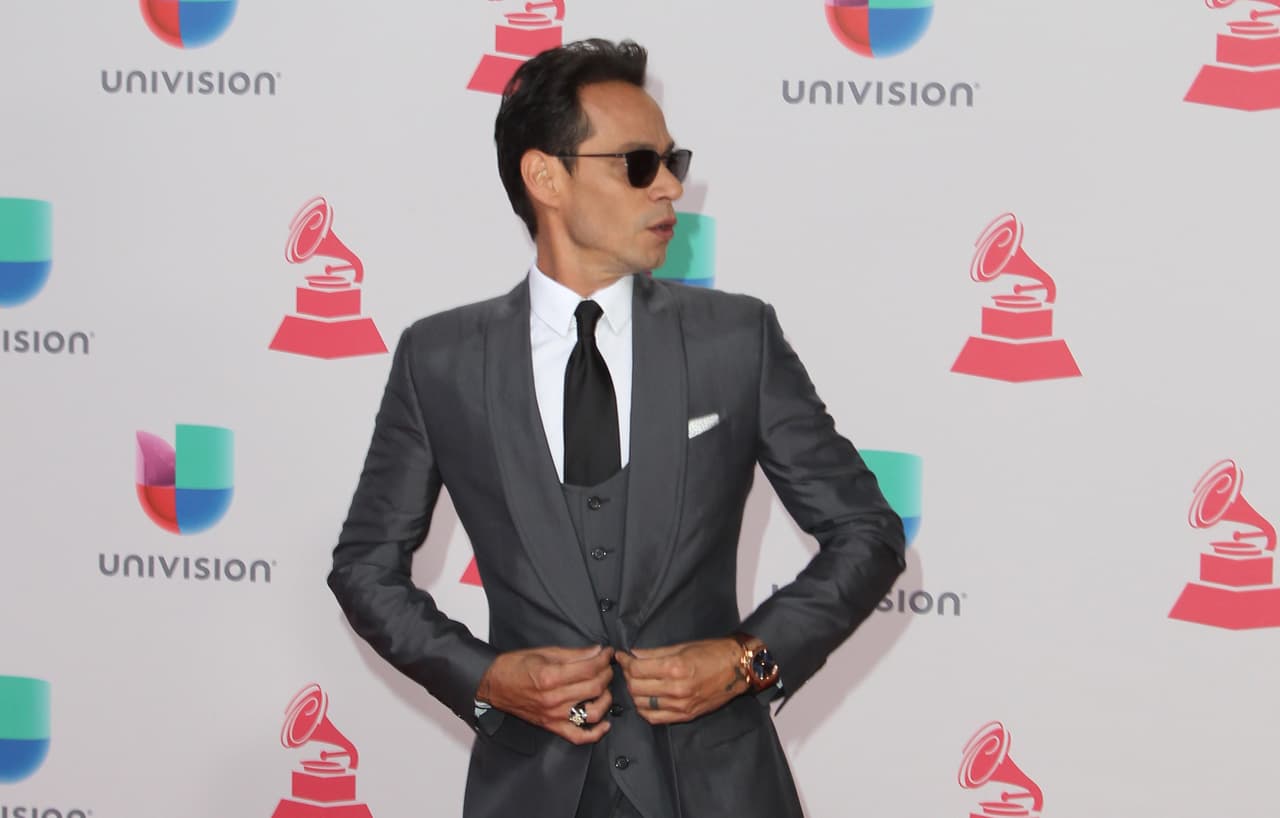 Marc Anthony dando los últimos ajustes a su traje antes de posar. ¡Guapo!