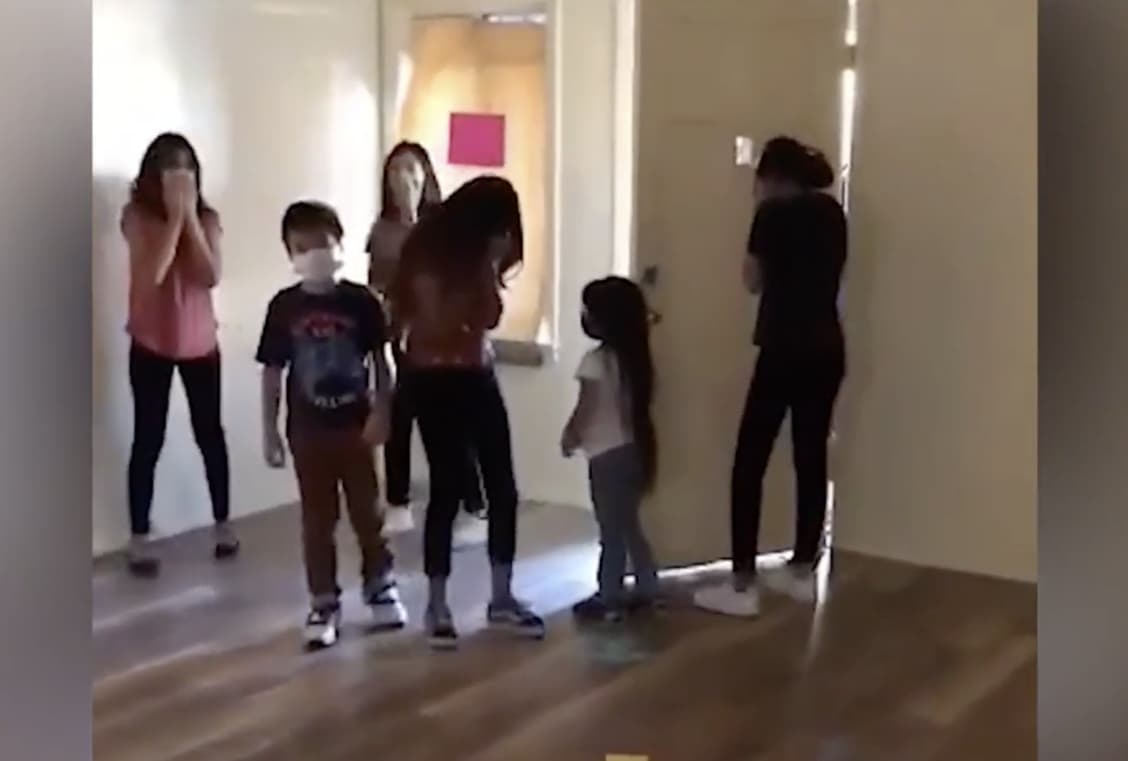 La casa es grande y permite albergar a toda la familia. "Es una casa de cinco recámaras, dos baños, muy amplia, con un patio atrás para que los niños puedan jugar", contó Irma emocionada.